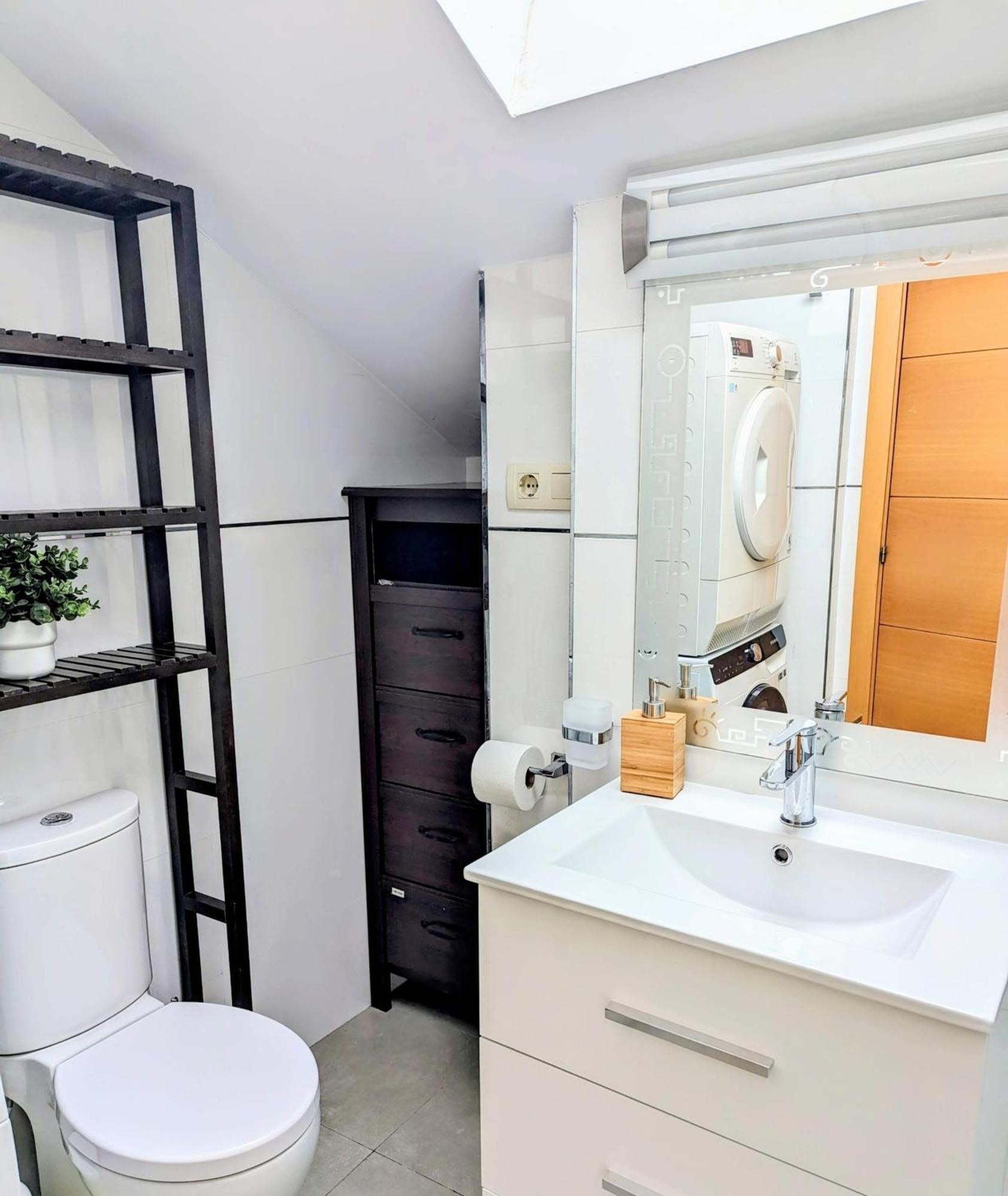 Modern Penthouse Apartment - 1 Min From The Beach フエンヒロラ エクステリア 写真