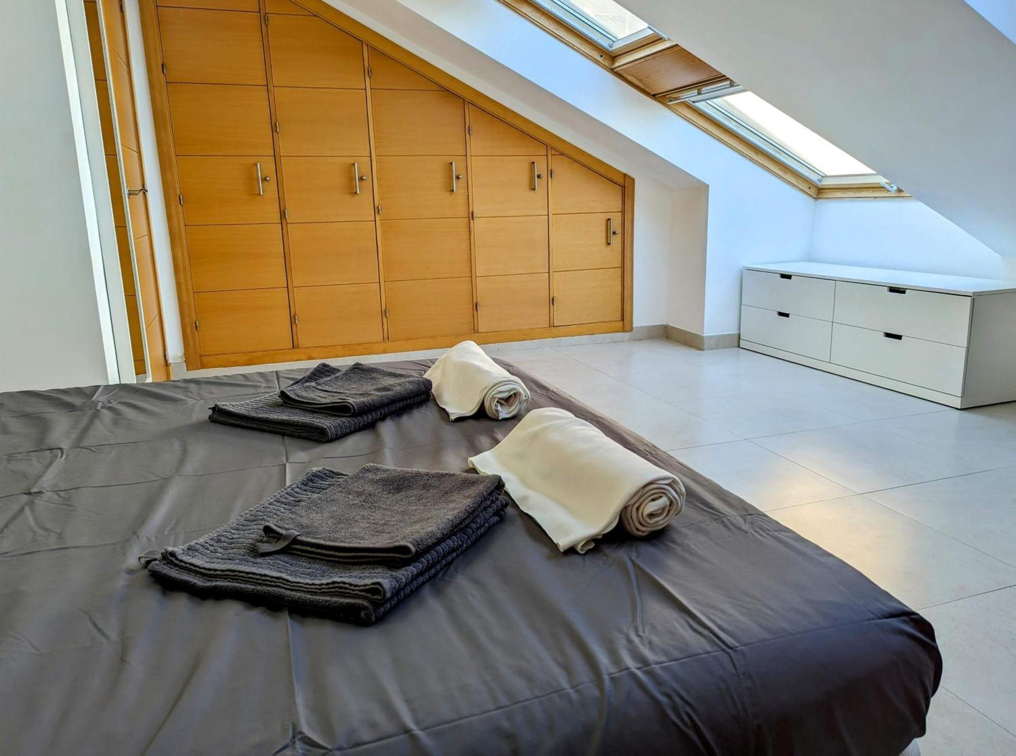 Modern Penthouse Apartment - 1 Min From The Beach フエンヒロラ エクステリア 写真