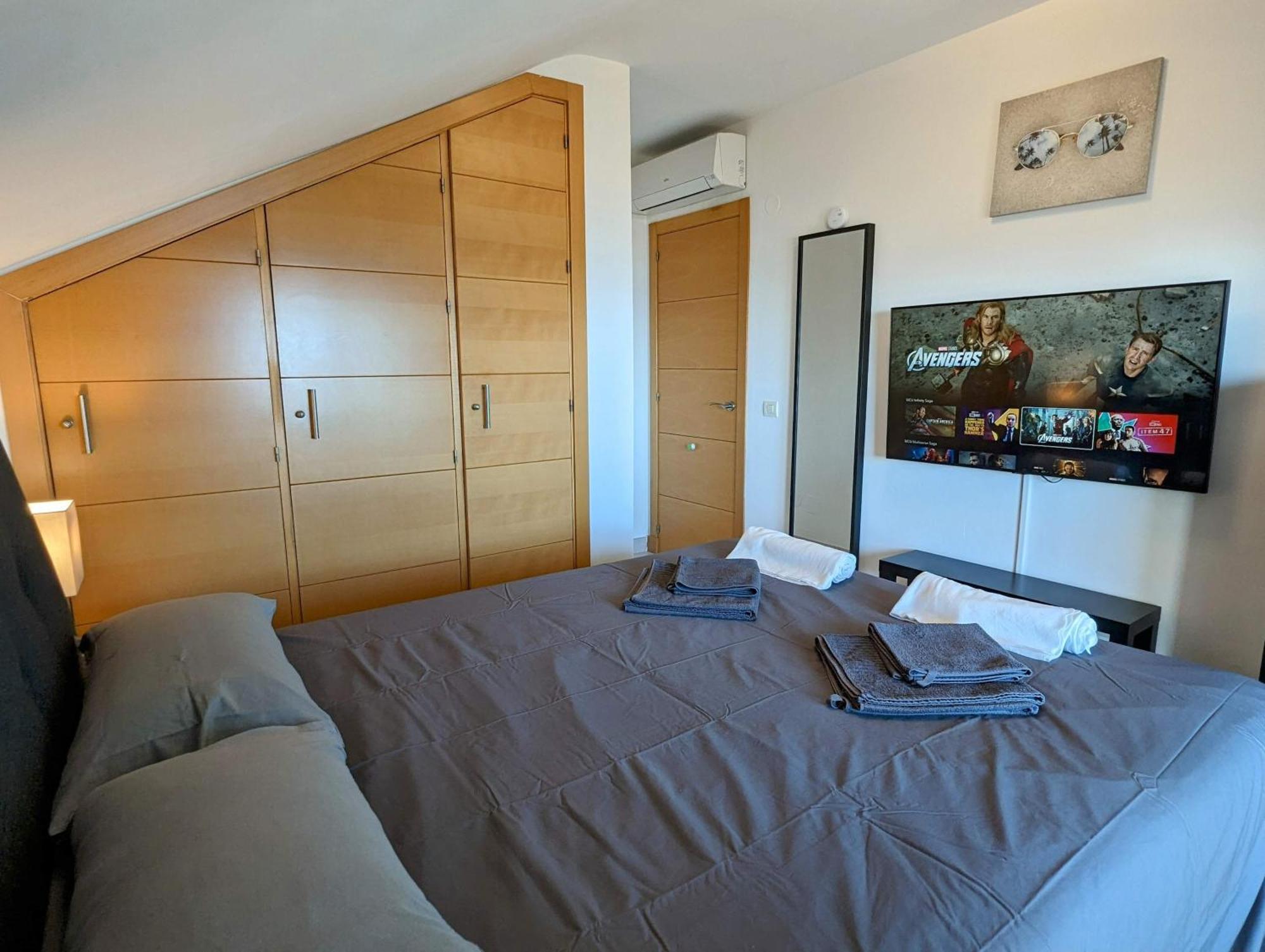 Modern Penthouse Apartment - 1 Min From The Beach フエンヒロラ エクステリア 写真