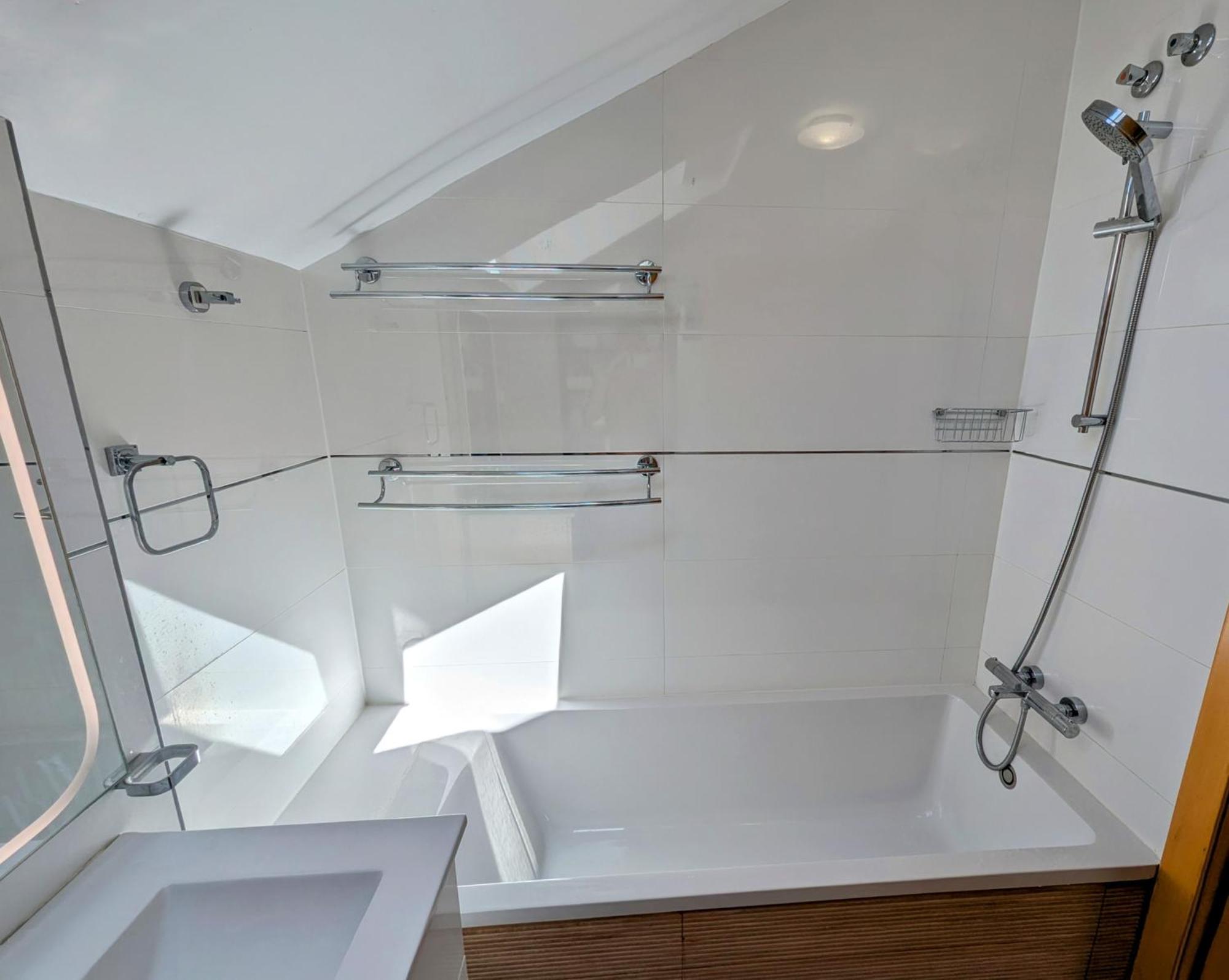 Modern Penthouse Apartment - 1 Min From The Beach フエンヒロラ エクステリア 写真