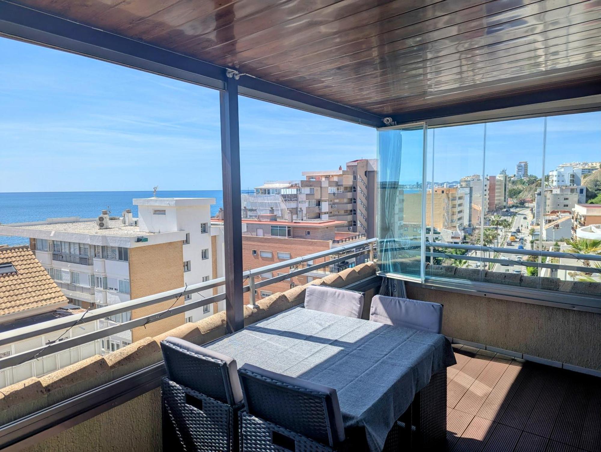 Modern Penthouse Apartment - 1 Min From The Beach フエンヒロラ エクステリア 写真