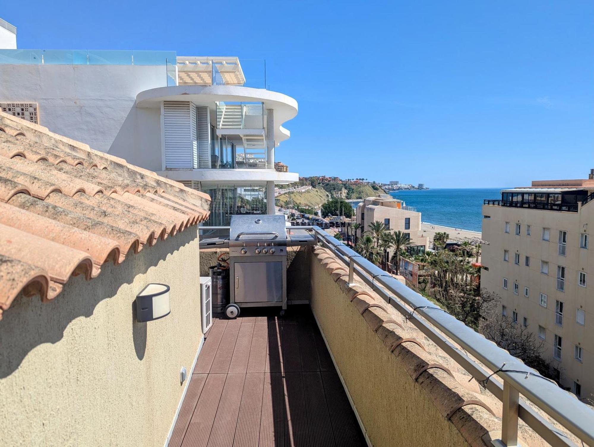 Modern Penthouse Apartment - 1 Min From The Beach フエンヒロラ エクステリア 写真