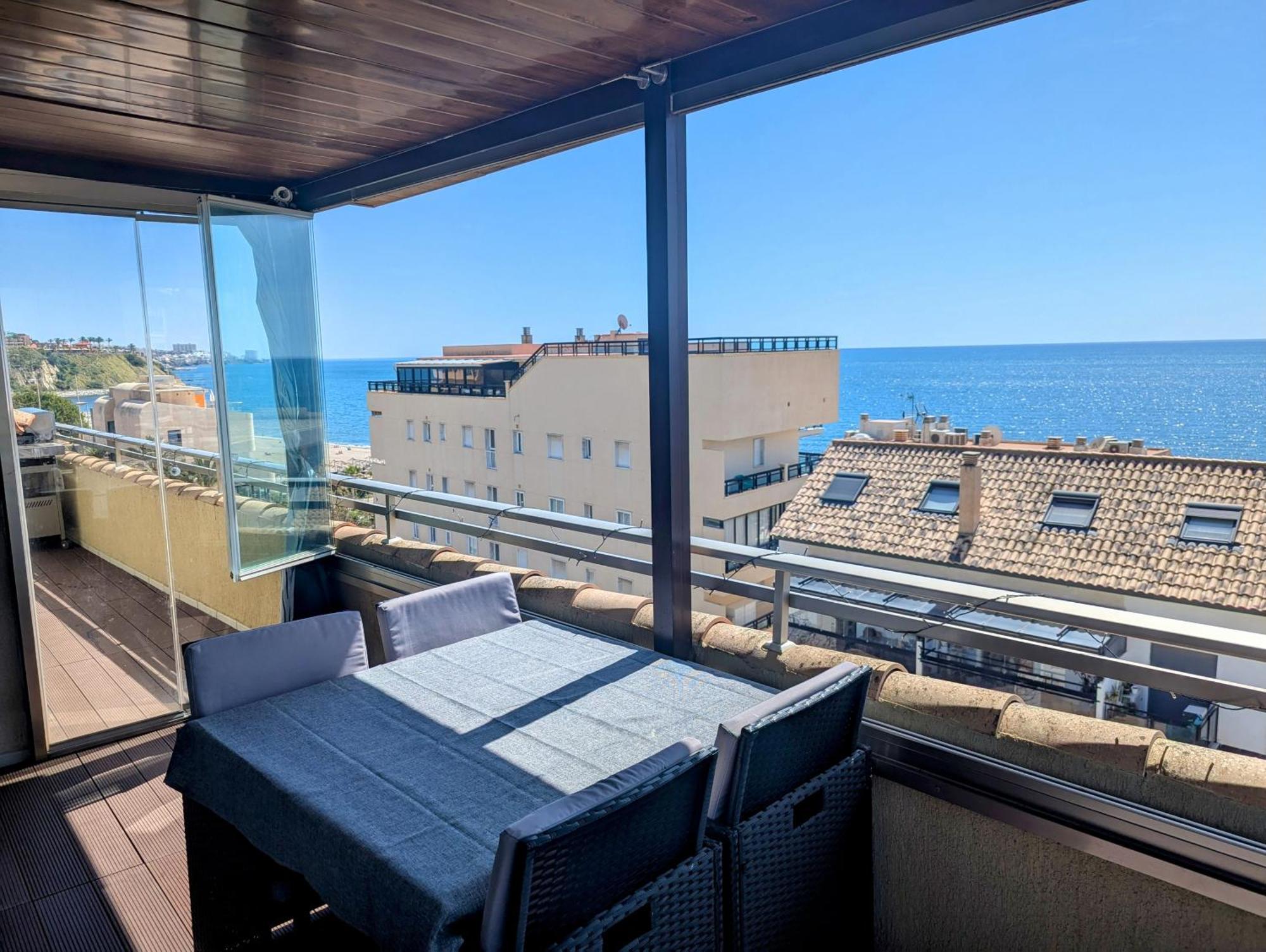 Modern Penthouse Apartment - 1 Min From The Beach フエンヒロラ エクステリア 写真