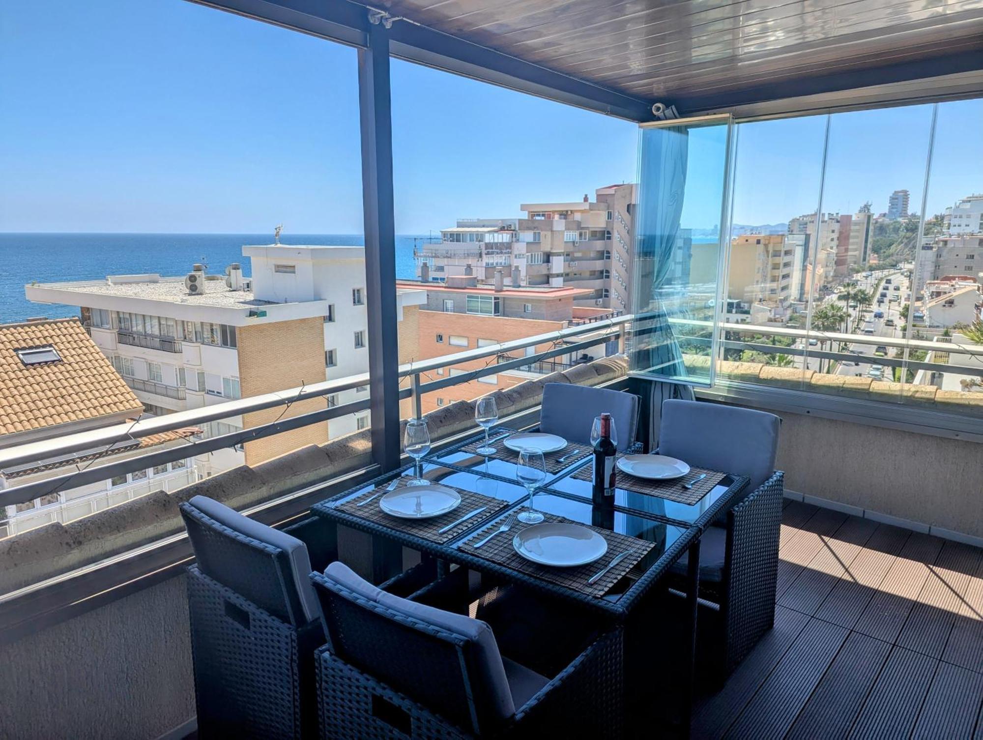 Modern Penthouse Apartment - 1 Min From The Beach フエンヒロラ エクステリア 写真