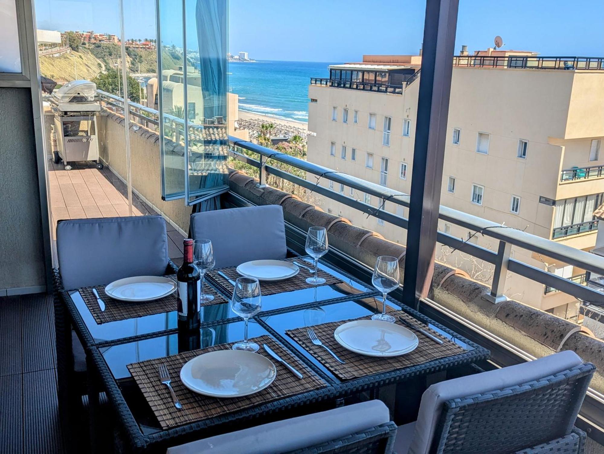 Modern Penthouse Apartment - 1 Min From The Beach フエンヒロラ エクステリア 写真