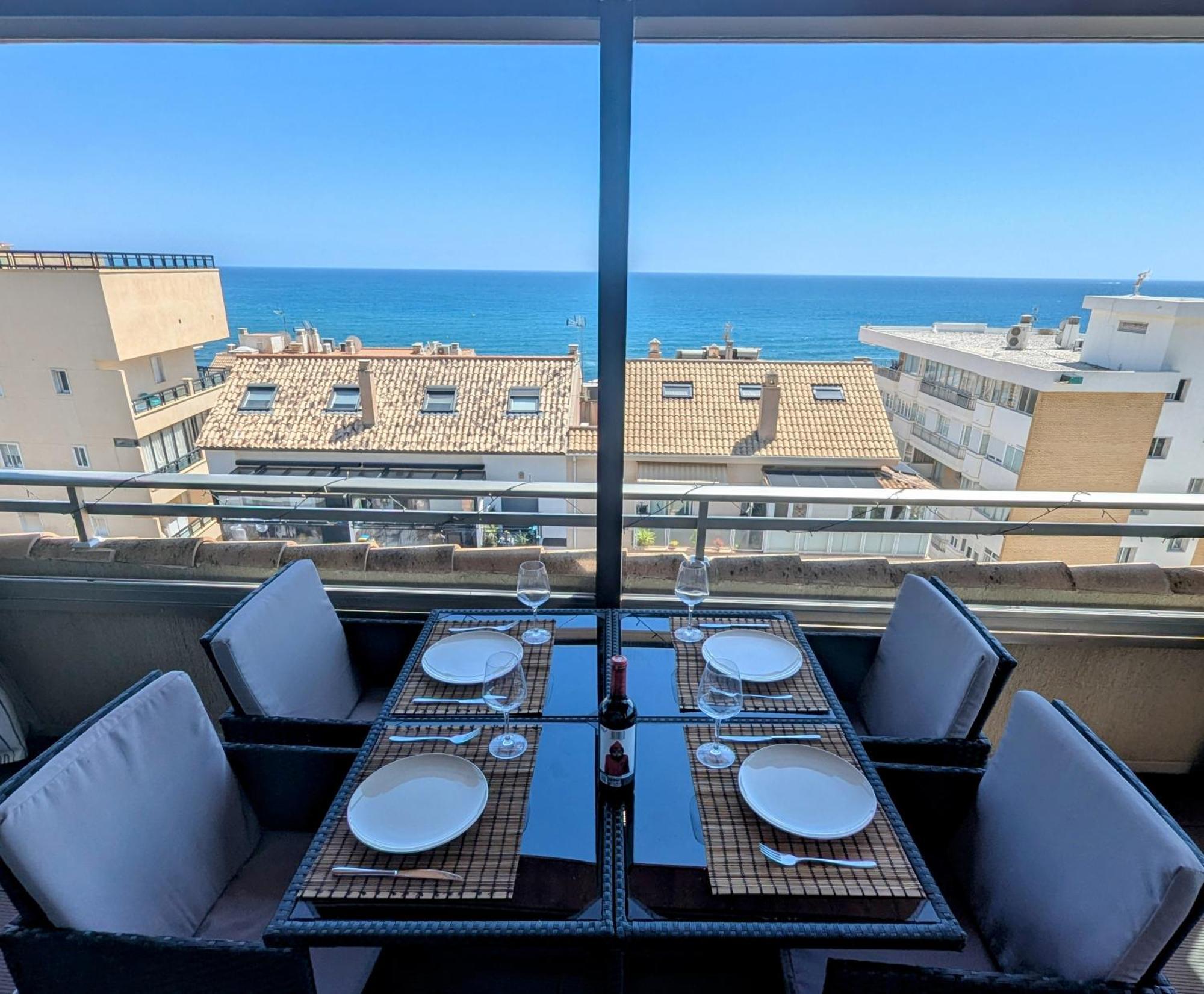 Modern Penthouse Apartment - 1 Min From The Beach フエンヒロラ エクステリア 写真